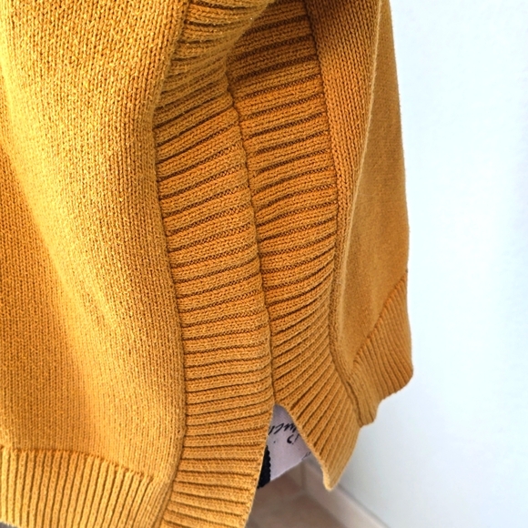 Tahari  Mustard Yellow Roll Neck Sweater Side Slits Sz. L - Picture 6 of 9